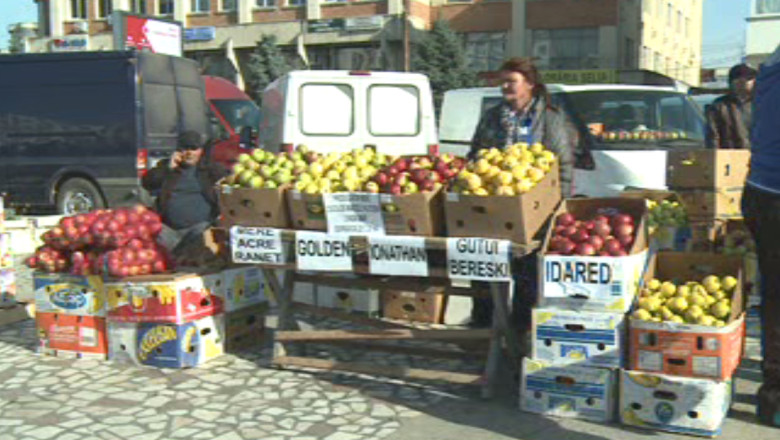 SUCEAVA. Zeci de producatori au adus cele mai gustoase soiuri de fructe din regiune la Targul Marului de la Falticeni Imagine