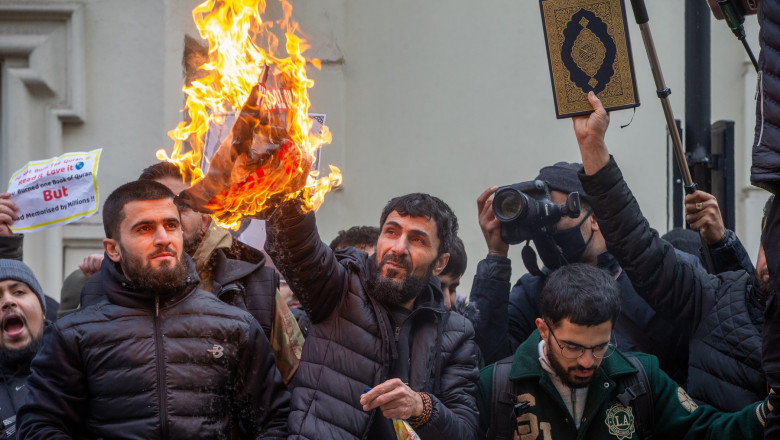 Suedia autorizeaza protestul anti-islam cu arderea Coranului. Manifestatia pune in pericol aderarea statului la NATO Imagine