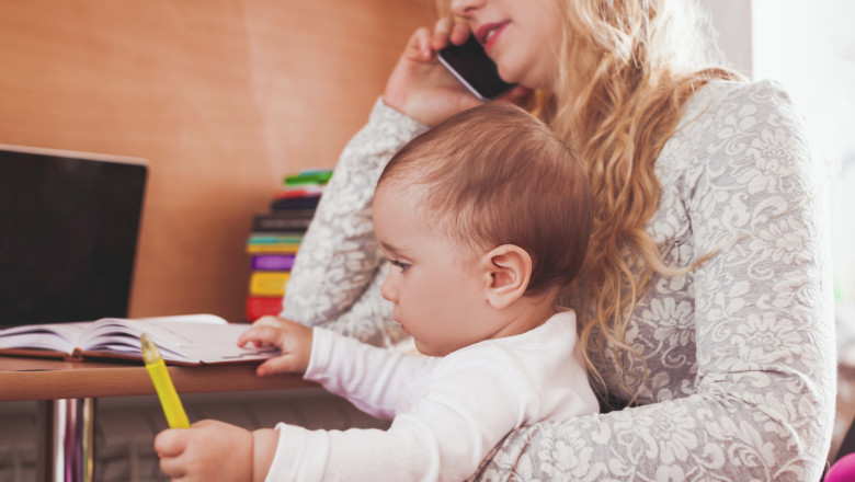 Suedia ii indeamna pe parinti sa renunte la utilizarea telefoanelor mobile in prezenta copiilor lor Imagine