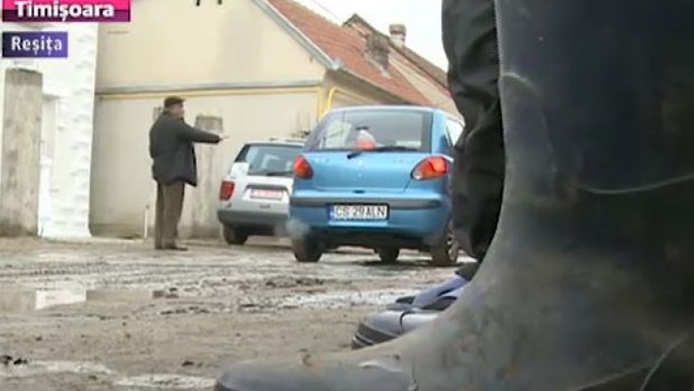 Sufocati de noroi. Dupa lucrarile la canalizare, intr-un cartier din Resita se circula foarte greu Imagine
