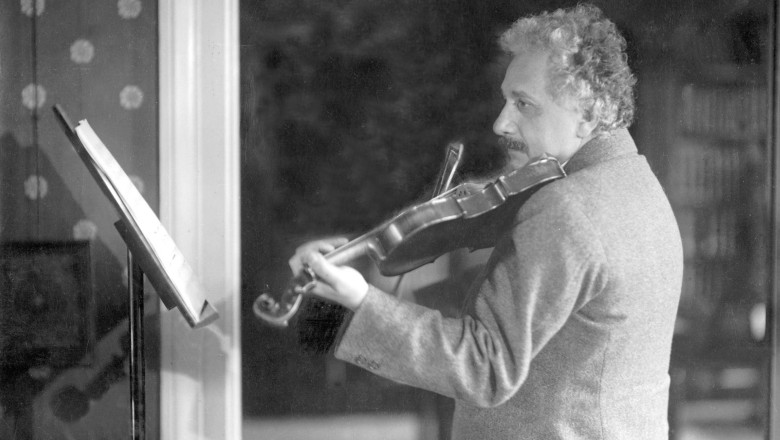 Suma pentru care s-a vandut o vioara care i-a apartinut lui Albert Einstein: „A cantat la acest instrument in fiecare zi” Imagine
