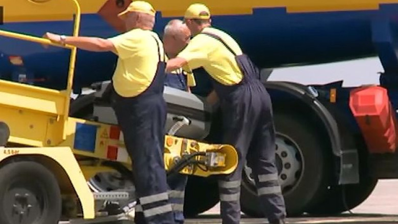 Sunt angajati care muncesc la 60 de grade Celsius. Unde? La Aeroportul International Timisoara! Imagine