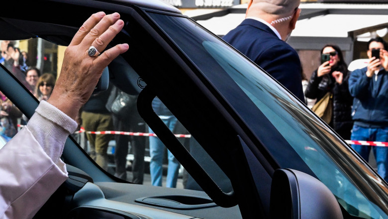 „Sunt inca in viata”. Papa Francisc a parasit spitalul din Roma unde a fost tratat pentru bronsita Imagine