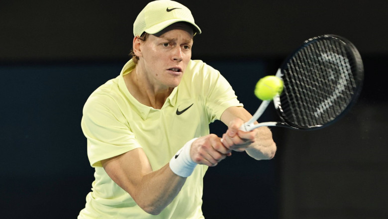„Sunt nevinovat”, spune Jannik Sinner, nr. 1 ATP, desi a acceptat 3 luni de suspendare, ca sa nu fie „mult mai rau” Imagine