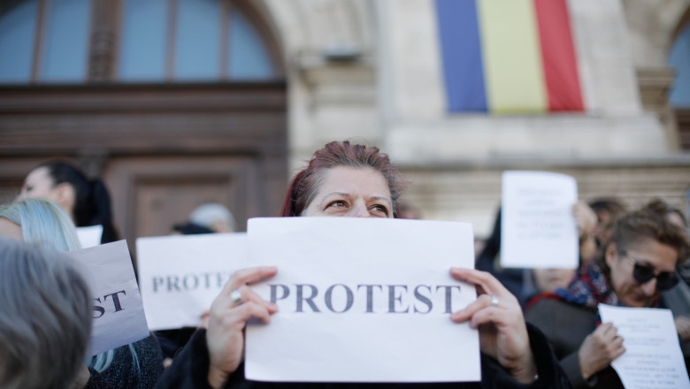 Suparati ca ar putea ramane fara pensii speciale, mii de magistrati fac greva. Pensia medie in justitie e 21.000 de lei Imagine