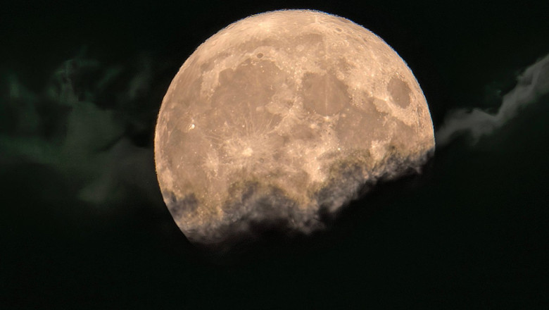 „Superluna Albastra” va lumina cerul in aceasta noapte. Fenomenul astronomic inedit va mai avea loc abia in 2037 Imagine