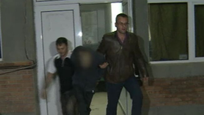 Suporter cu petarde, pe acoperisul stadionului din Ploiesti, in seara meciului cu Steaua. Tanarul a fost retinut Imagine