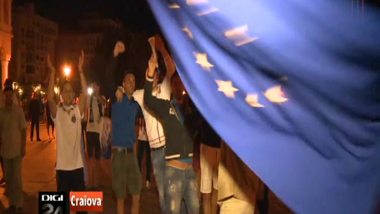 Suporterii din Tg. Jiu au iesit in strada. Gorjenii au sarbatorit calificarea favoritilor Imagine