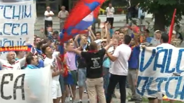 Suporterii echipei de handbal Oltchim protesteaza la Ramnicu Valcea  Imagine