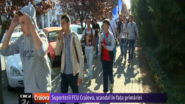 Suporterii FC Universitatea, protest in fata Primariei Craiova Imagine