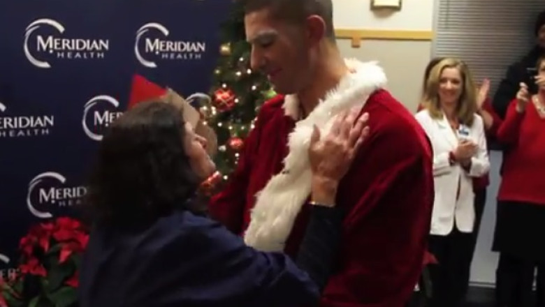 Supriza pentru mama unui soldat american: sub masca lui Mos Craciun era fiul ei, intors din Afganistan Imagine