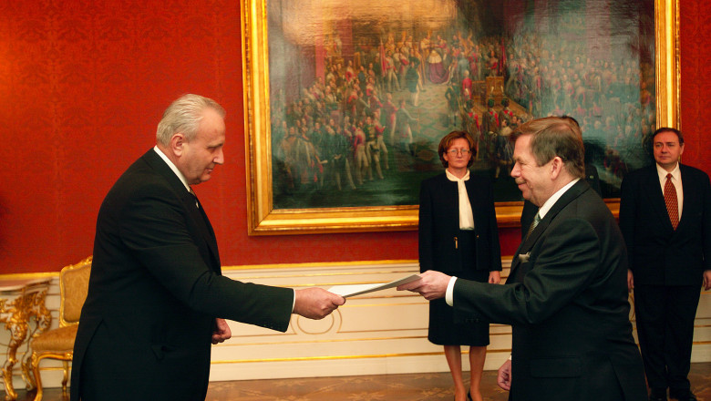 Surse: Iulian Fota, secretar de stat al PNL, a fost dat afara de la MAE ca sa fie numita in locul lui nora unui fost ministru PSD Imagine