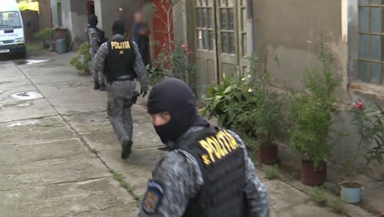 Suspectati de trafic cu obiecte de patrimoniu. Trei barbati ar fi incercat sa valorifice un vas neolitic si o vioara veche Imagine