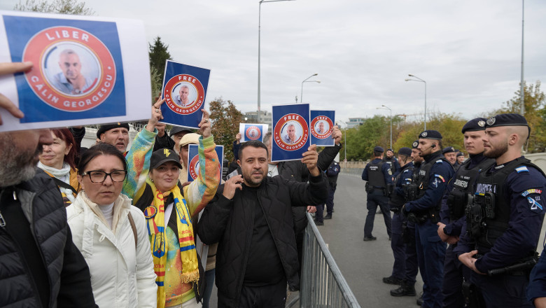 Sustinatorii lui Calin Georgescu au facut scandal la inaugurarea Catedralei Nationale. Au intervenit jandarmii Imagine