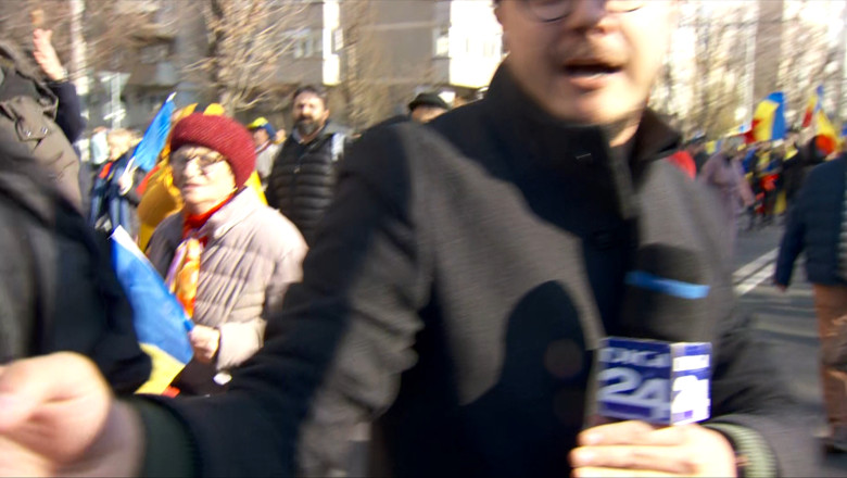 Sustinatorii lui Georgescu, agresivi cu echipa Digi24. Au tras de camera si au inceput sa injure, in direct Imagine