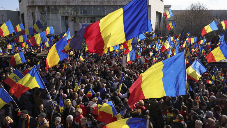 Sustinatorii lui Georgescu s-au imbrancit cu jandarmii si au aruncat cu sticle, in Piata Victoriei. Amenzi de 18.000 de lei Imagine
