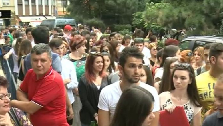 Sute de absolventi de liceu au venit, de la primele ore, sa se inscrie la ASE Imagine