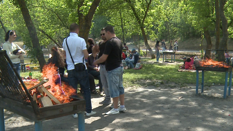 Sute de angajati ai societatilor administrate de Primaria Iasi vor manca mici si vor bea bere la Ciric Imagine