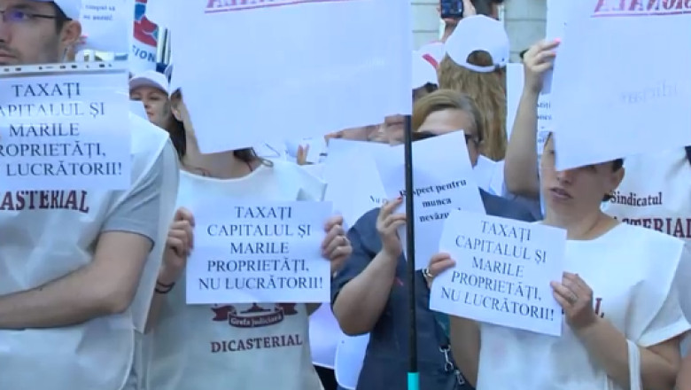 Sute de bugetari protesteaza in fata Ministerului de Finante si cer anularea masurilor de austeritate Imagine