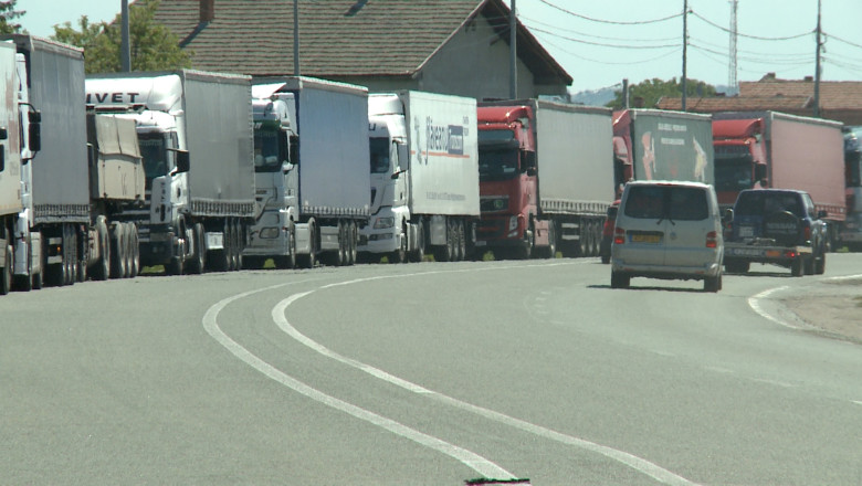 Sute de camioane blocate in vama Bors Imagine