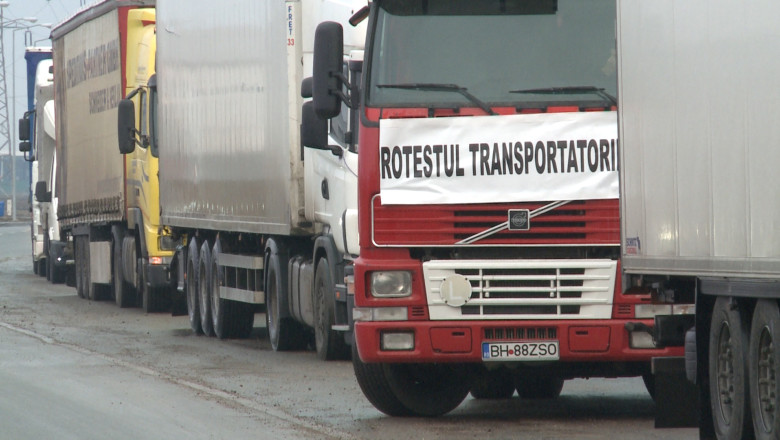 Sute de camionagii din nord-vestul tarii au manifestat impotriva noii taxe de 7 centi pe litrul de combustibil Imagine
