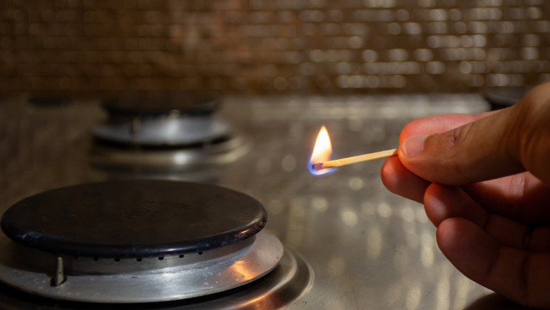 Sute de consumatori din Sectorul 1 au ramas fara gaze naturale, din cauza unei avarii produse in timpul unor lucrari la un gard Imagine