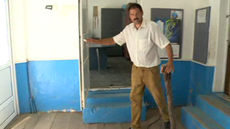 Sute de copii din Vaslui invata in scoli ce stau sa se darame Imagine