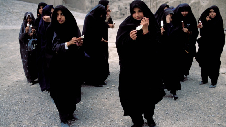 Sute de eleve, otravite in Iran in incercarea de a determina inchiderea scolilor de fete Imagine