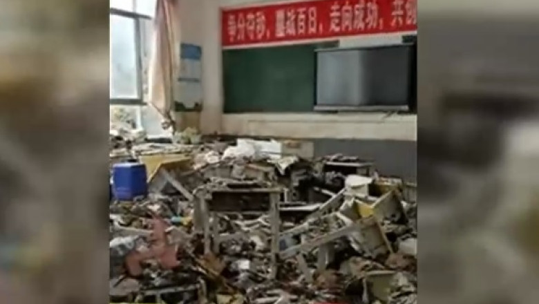 Sute de elevi au ramas blocati intr-o scoala devastata de inundatii masive in China. Apa ajunsese la cinci metri Imagine