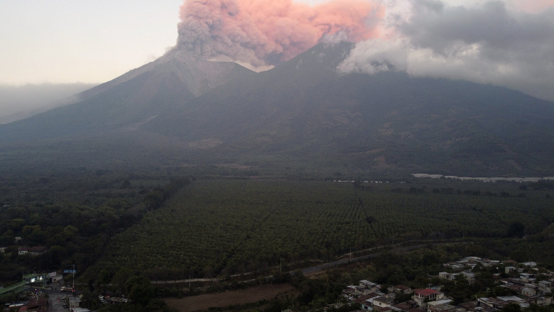 Sute de familii, evacuate de autoritatile din Guatemana dupa eruptia celui mai activ vulcan din America Centrala Imagine
