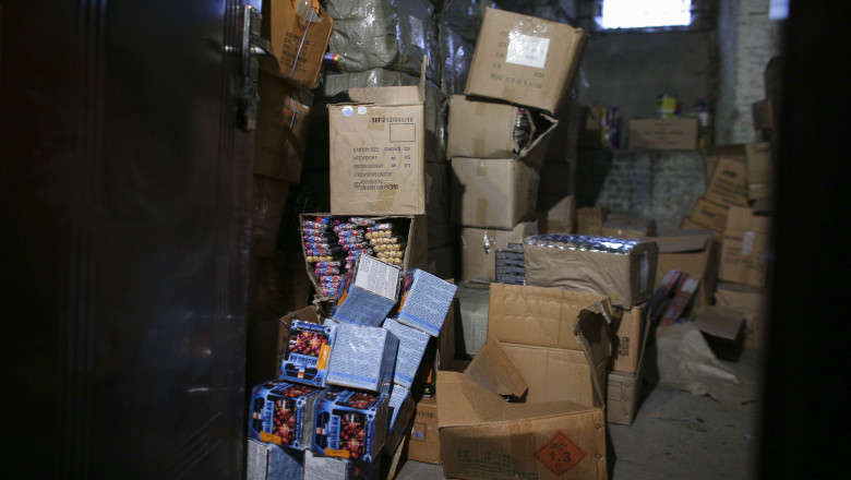 Sute de kilograme de artificii, petarde si alte articole pirotehnice au fost confiscate in Arges. Majoritatea erau vandute online Imagine