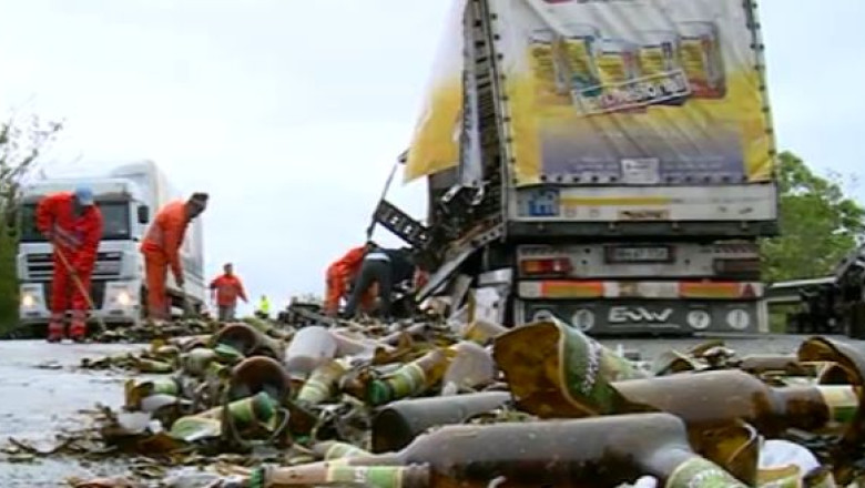 Sute de litri de bere au curs pe asfalt, intre Slatina si Craiova Imagine