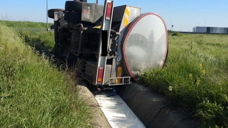 Sute de litri de lapte de capra au ajuns in sant, dupa ce o cisterna s-a rasturnat pe o sosea din Arad. Pagube de 60.000 de lei Imagine