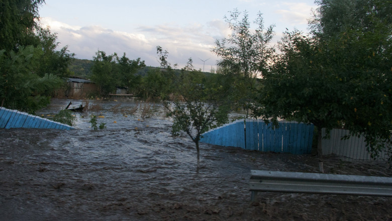 Sute de locuinte inundate in Galati. Hidrologii au prelungit codul portocaliu pana maine Imagine
