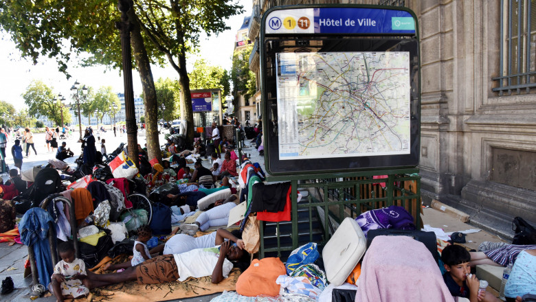 Sute de migranti fara adapost sunt alungati de pe strazile Parisului inainte de Jocurile Olimpice de anul viitor Imagine