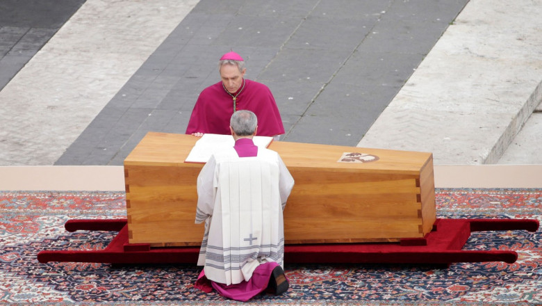 Sute de mii de credinciosi au asistat in tacere la funeraliile fostului papa Benedict al XVI-lea. Trupul, inchis in trei sicrie Imagine