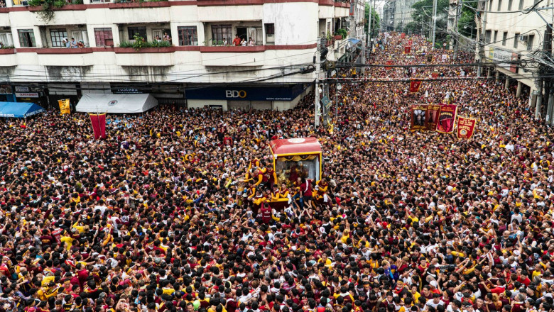 Sute de mii de credinciosi s-au adunat la Manila pentru traditionala procesiune cu „Nazarineanul Negru” Imagine