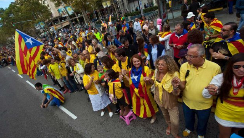 Sute de mii de oameni s-au prins intr-un lant uman pentru independenta Cataluniei Imagine