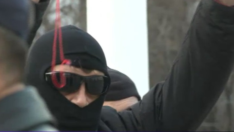 Sute de mineri au protestat cu cagule Imagine