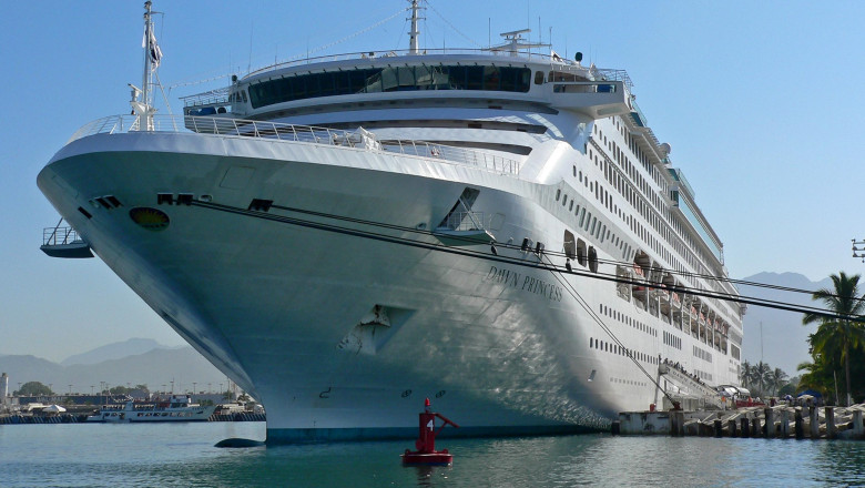 Sute de oameni aflati in croaziera au fost plasati in carantina pe o nava de lux Imagine