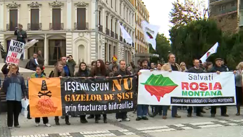 Sute de oameni au iesit in strada in Suceava si Iasi pentru a protesta fata de proiectul de la Rosia Montana Imagine