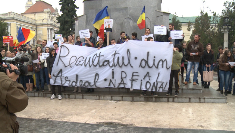 Sute de oameni au iesit in strada la Oradea, in semn de solidaritate cu alegatorii din diaspora Imagine