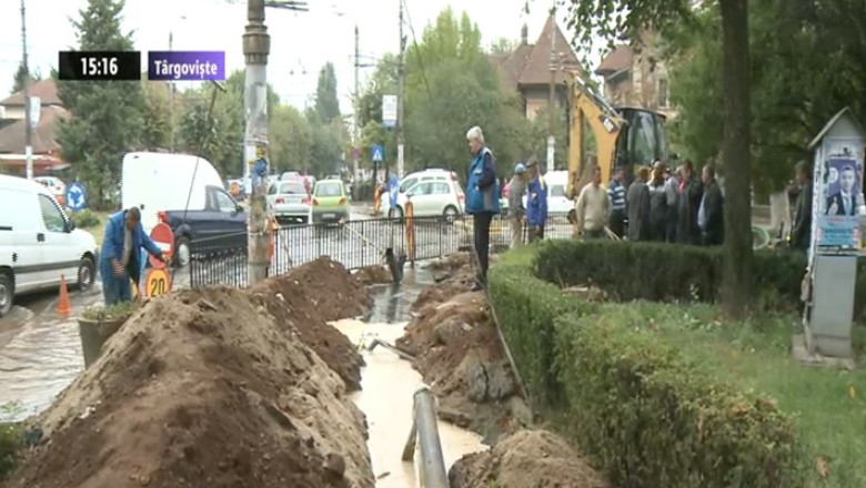 Sute de oameni au ramas fara apa, dupa ce muncitorii au spart o conducta Imagine