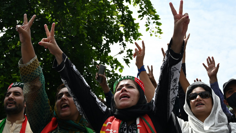 Sute de oameni pazesc casa fostului premier din Pakistan, sa nu fie arestat pe baza legii anti-terorism Imagine