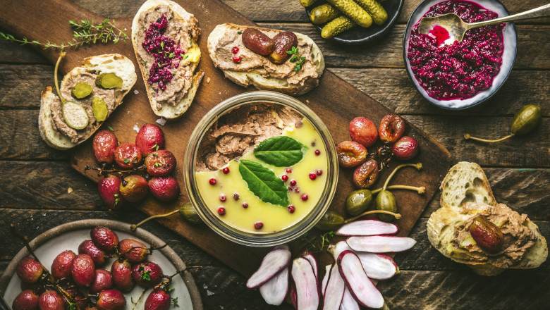 Sute de oameni s-au imbolnavit dupa ce au mancat foie gras si homari la o cina „gourmet” de Craciun Imagine