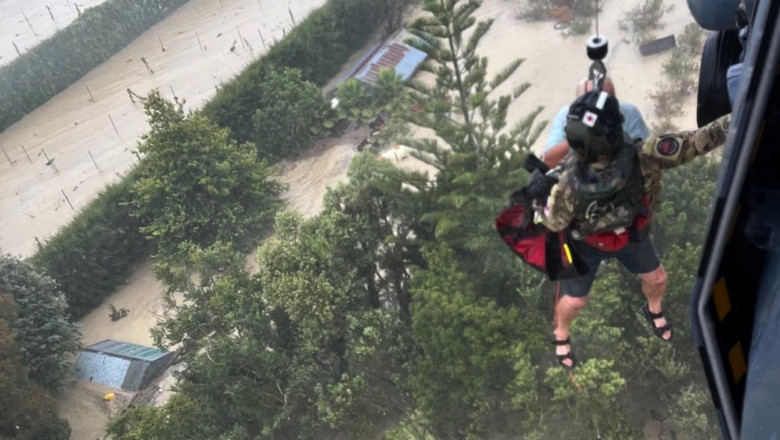 Sute de oameni s-au urcat pe acoperisurile caselor ca sa scape de inundatii, in Noua Zeelanda. Patru morti dupa ciclonul Gabrielle Imagine