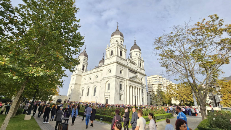Sute de oameni stau deja la coada sa se inchine la moastele Sfintei Parascheva. Pelerinajul de la Iasi incepe miercuri Imagine
