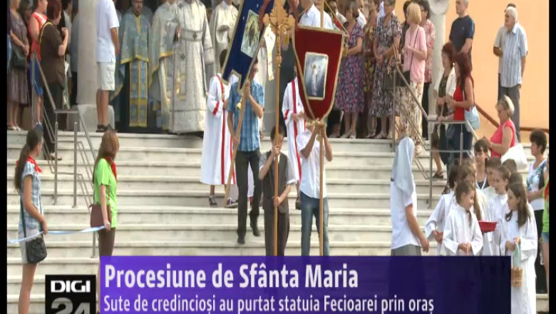 Sute de oradeni au participat la o procesiune prin oras, cu statuia Fecioarei de la Fatima Imagine