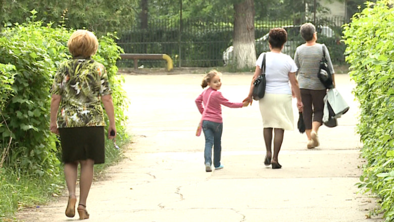 Sute de parinti apeleaza la viza de flotant pentru a-si inscrie copiii la scoli de renume Imagine