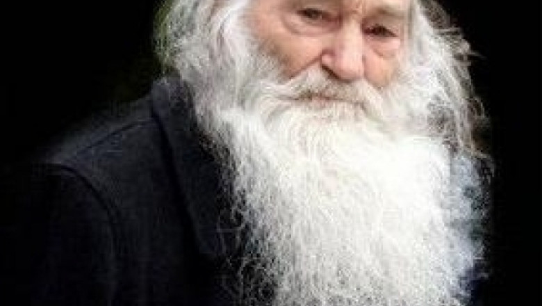 Sute de pelerini vin zilnic sa vada minunea de la mormantul parintelui Iustin Parvu Imagine